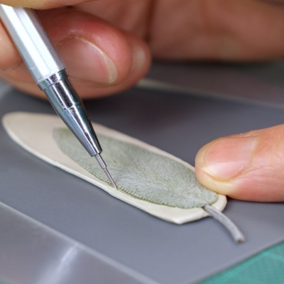 Silverclay auf Silikonmatte ausschneiden